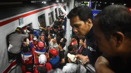 Los equipos de rescate trabajan en la estación de Bekasi Timur, lugar donde chocaron dos trenes, uno de ellos de pasajeros.