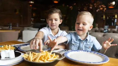 Niños comiendo