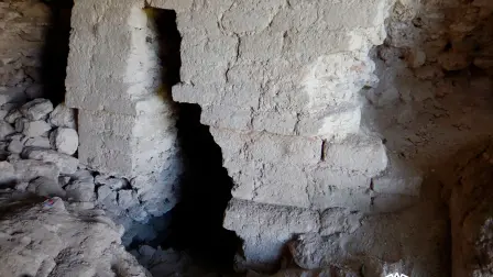 Se conforma de 80 edificios probablemente asociados al estilo Petén, distribuidos en 100 hectáreas.