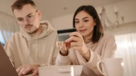 La educación financiera que los jóvenes reciben la transmiten a sus familias.