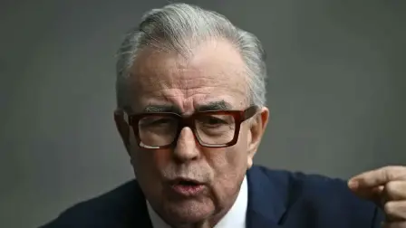 La acusación fue presentada por la Fiscalía Federal para el Distrito Sur de Nueva York y dada a conocer por el fiscal Jay Clayton y el administrador de la DEA, Terrance C. Cole.

Para más información del tema, visita: https://www.eleconomista.com.mx/politica/eu-acusa-rocha-moya-otros-nueve-funcionarios-vinculos-cartel-sinaloa-20260429-811139.html

¡Síguenos en nuestras redes sociales para mantenerte informado!

Twitter: https://twitter.com/eleconomista 
Facebook: https://www.facebook.com/ElEconomista.mx
Instagram: https://www.instagram.com/eleconomistamx
LinkedIn: https://www.linkedin.com/company/el-economista/

#ElEconomista #RubénRocha