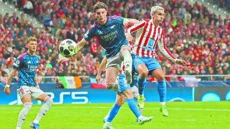 Soccer Football - UEFA Champions League - Semi Final - First Leg - Atletico Madrid v Arsenal - Riyadh Air Metropolitano, Madrid, Spain - April 29, 2026Arsenal's Declan Rice in action with Atletico Madrid's Antoine Griezmann REUTERS/Violeta Santos Moura