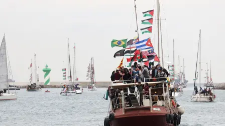 Una nueva flotilla de más de 80 embarcaciones y 1,000 activistas internacionales pro-palestinos, que intentaron llegar a Gaza el año pasado, realizan una nueva misión al territorio devastado desde Barcelona, España.