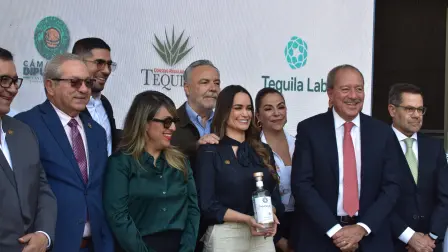 El CRT presentó en el Palacio Legislativo de San Lázaro, la botella conmemorativa de "Tequila Lab 2026".