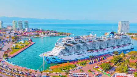 La bahía, el Malecón y la selva que rodea Puerto Vallarta construyen un destino donde conviven naturaleza, cultura y mar.