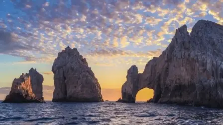 Los arcos icónicos de Los Cabos reflejan la fuerza turística del destino entre el Mar de Cortés y el Pacífico.