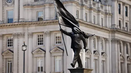 La nueva estatua de Banksy fue colocada situada sobre un pedestal cerca de The Mall, en el corazón ceremonial de Londres. Fot: Reuters