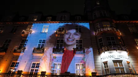 Fotografía de Narges Mohammadi, ganadora del Premio Nobel de la Paz, en la pared del Grand Hotel en el centro de Oslo, 2023.
