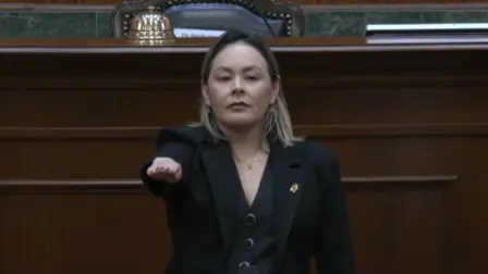 La mandataria interina llamó a todos los funcionarios estatales a servir a todas y todos los sinaloenses.

Para más información del tema, visita: https://www.eleconomista.com.mx/politica/yeraldine-bonilla-valverde-nueva-gobernadora-interina-sinaloa-20260502-811539.html

¡Síguenos en nuestras redes sociales para mantenerte informado!

Twitter: https://twitter.com/eleconomista 
Facebook: https://www.facebook.com/ElEconomista.mx
Instagram: https://www.instagram.com/eleconomistamx
LinkedIn: https://www.linkedin.com/company/el-economista/

#ElEconomista #Sinaloa #YeraldineBonilla