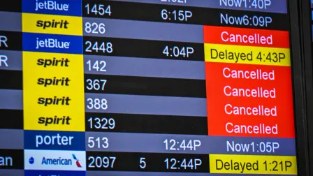 Las pantallas de información de vuelos muestran las cancelaciones de Spirit Airlines en el Aeropuerto Internacional de Fort Lauderdale-Hollywood, en Fort Lauderdale, Florida.