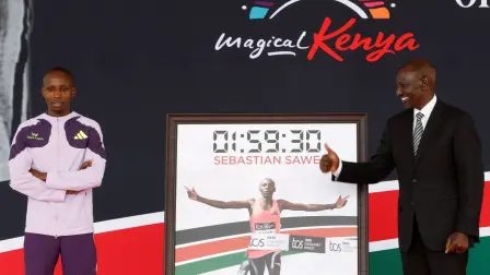 El presidente de Kenia, William Ruto, hace un gesto cerca del corredor keniano Sebastian Sawe , después de que este batiera el récord mundial masculino de maratón en el Maratón de Londres 2026.