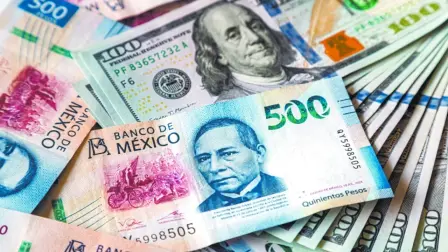 El peso avanza levemente sin noticias sobre la guerra en Irán, mientras que en los datos económicos, se esperan cifras laborales de EU, y el anuncio del Banxico.

Para más información del tema, visita: https://www.eleconomista.com.mx/mercados/precio-dolar-hoy-4-mayo-2026-cuanto-cotiza-20260504-811726.html

Twitter: https://twitter.com/eleconomista 
Sitio web: https://www.eleconomista.com.mx/ 
Facebook: https://www.facebook.com/ElEconomista.mx 
Instagram: https://www.instagram.com/eleconomistamx 

#ElEconomista #EETV #Mercados
