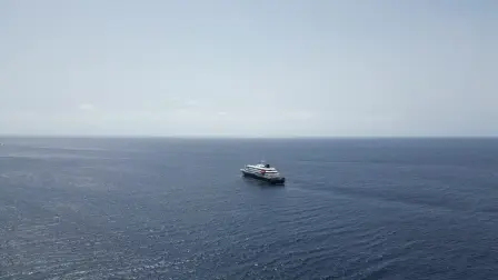 Vista aérea general del crucero MV Hondius anclado frente al puerto de Praia, la capital de Cabo Verde.