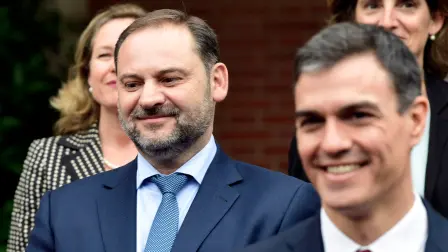 El ministro de Desarrollo español, José Luis Ábalos (izq.), sonríe mientras posa con el presidente del Gobierno español, Pedro Sánchez