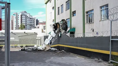 Los restos de una avioneta se observan en un estacionamiento tras estrellarse contra un edificio en el centro de Belo Horizonte.