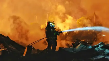 Bomberos trabajan para extinguir un incendio tras una explosión en una fábrica de fuegos artificiales en Liuyang, provincia de Hunan.