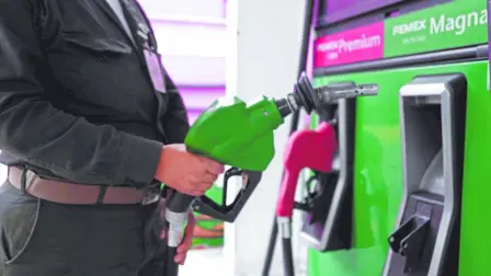 El gobierno y el sector privado firmaron algunos acuerdos para contener el precio de estos combustibles, al tiempo que se dan más estímulos fiscales para evitar presiones inflacionarias adicionales a las finanzas de los hogares mexicanos.  

¡Síguenos en nuestras redes sociales para mantenerte informado!
