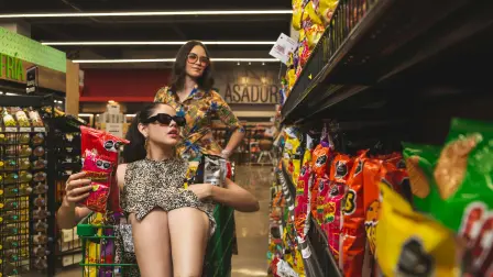 Las mujeres, pese a no ser fanáticas, participan en la justa mundialista.