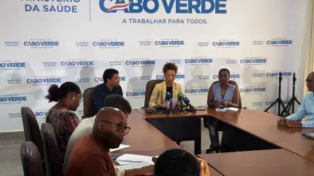 La directora nacional de salud de Cabo Verde, Angela Gomes, habla durante una conferencia de prensa en Praia, Cabo Verde, el 5 de mayo de 2026.