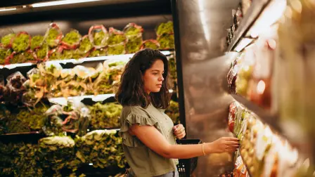 Los adultos jóvenes también le hacen frente a la inflación y así cambian sus hábitos de consumo.