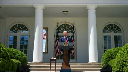 El presidente estadounidense Donald Trump pronuncia un discurso durante un almuerzo por el Día de la Madre en el Jardín de las Rosas de la Casa Blanca, este 8 de mayo de 2026. Foto: AFP