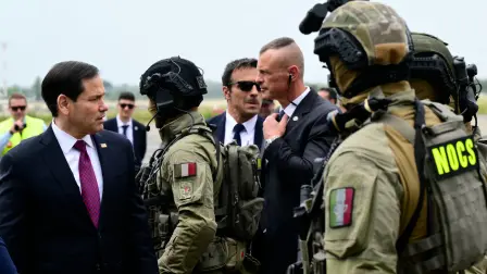El secretario de Estado estadounidense, Marco Rubio, saluda a miembros de la unidad especial de la policía italiana Nucleo Operativo Centrale di Sicurezza (NOCS).