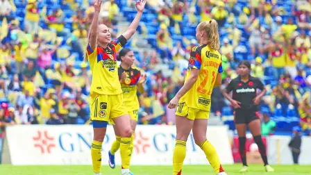 CIUDAD DE MÉXICO, 10MAYO2026.- Las jugadoras Irene Guerrero y Sarah Luebbert, centrocampistas de las Águilas del América, celebraron un gol anotado contra el equipo del Toluca durante el primer tiempo de la Semifinal de la Clausura 2026 en el Estadio Ciudad de los Deportes.FOTO: GRACIELA LÓPEZ/CUARTOSCURO.COM