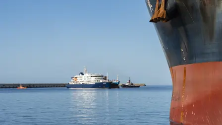 El crucero 'MV Hondius' fondea en el puerto de Granadilla a la espera de repostar y recibir el avituallamiento necesario para viajar a Países Bajos. Foto: Europa Press