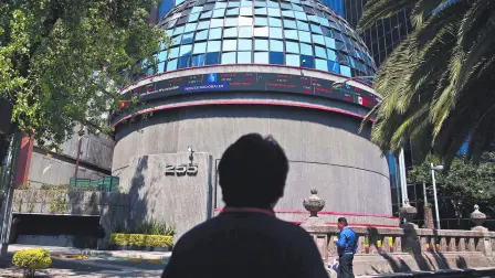 Los índices locales cayeron, siguiendo el sentimiento en sus pares del exterior, por la preocupación sobre Oriente Medio y la fragilidad del alto el fuego en la guerra.
Para más información del tema, visita: https://www.eleconomista.com.mx/empresas/mundial-2026-crt-libera-espectro-expres-industria-advierte-demasiado-tarde-20260512-813085.html 

Twitter: https://twitter.com/eleconomista 
Sitio web: https://www.eleconomista.com.mx/ 
Facebook: https://www.facebook.com/ElEconomista.mx 
Instagram: https://www.instagram.com/eleconomistamx 

#ElEconomista #EETV #Mercados