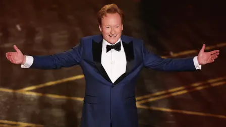 El humorista y presentador estadounidense Conan O'Brien habla en el escenario durante la 98ª edición de los Premios de la Academia.