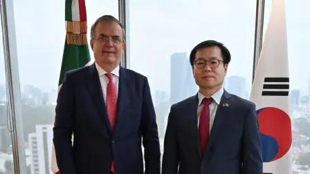 Este martes el secretario de Economía, Marcelo Ebrard, sostuvo un encuentro con Yeo Han-koo, ministro de Comercio de la República de Corea, para revisar la relación económica bilateral y abrir nuevas oportunidades de cooperación entre ambos países.