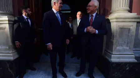 El ministro de Relaciones Exteriores de Uruguay, Mario Lubetkin, conversa con el ministro de Relaciones Exteriores de Argentina, Pablo Quirno, tras la reunión bilateral en el Palacio Santos de Montevideo.
