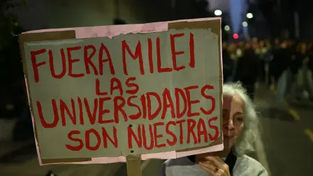 Una mujer sostiene una pancarta con el lema ¡Fuera Milei de las universidades, son nuestras! durante una protesta organizada por estudiantes y trabajadores universitarios.