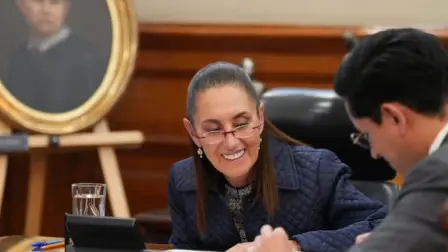 La presidenta Claudia Sheinbaum tuvo este viernes una llamada con su homólogo estadounidense, Donald Trump, en la que hablaron sobre seguridad y las pláticas sobre comercio entre México y Estados Unidos.

Para más información del tema, visita: https://www.eleconomista.com.mx/politica/sheinbaum-llamada-trump-hablan-sobre-seguridad-visita-delegacion-eu-mexico-20260515-813751.html

¡Síguenos en nuestras redes sociales para mantenerte informado!

Twitter: https://twitter.com/eleconomista 
Facebook: https://www.facebook.com/ElEconomista.mx
Instagram: https://www.instagram.com/eleconomistamx
LinkedIn: https://www.linkedin.com/company/el-economista/

#ElEconomista #Sheinbaum #Trump
