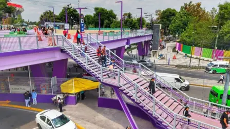 La presidenta Claudia Sheinbaum respaldó la estrategia visual de Clara Brugada en la Ciudad de México, marcada por el uso del color morado y figuras de ajolotes en espacios públicos rumbo al Mundial 2026. 

¡Síguenos en nuestras redes sociales para mantenerte informado!