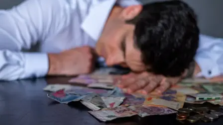 En México, el sobreendeudamiento de los hogares se agrava por la débil educación financiera, la facilidad de acceso al crédito y factores económicos adversos como inflación, altas tasas de interés y desempleo.