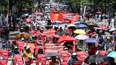 Unos 3,000 miembros del ala disiente del Sindicato Nacional de Trabajadores de la Educación marcharon en Ciudad de México a propósito de la celebración del día del maestro.