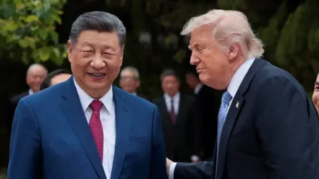 El presidente estadounidense Donald Trump conversa con el presidente chino Xi Jinping.