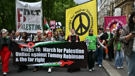 Manifestantes con banderas y pancartas palestinas marchan por Piccadilly, en el centro de Londres, durante una protesta en conmemoración de la Nakba en apoyo a Palestina y contra la extrema derecha.