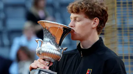 Tennis - Italian Open - Foro Italico, Rome, Italy - May 17, 2026 Italy's Jannik Sinner celebrates with the trophy after winning his men's final match against Norway's Casper Rudd REUTERS/Ciro De Luca
