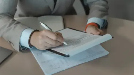 Solicitar la constancia de aclaración de semanas cotizadas en el IMSS puede presentar problemas por homonimia o duplicidad. Conoce el procedimiento oficial, documentos necesarios y las rutas de solución si tu NSS está duplicado o presenta inconsistencias.

Para más información del tema, visita: 
https://www.eleconomista.com.mx/finanzaspersonales/solicitar-constancia-aclaracion-semanas-cotizadas-imss-20260518-813836.html  

¡Síguenos en nuestras redes sociales para mantenerte informado! 

Twitter: https://twitter.com/eleconomista 
Facebook: https://www.facebook.com/ElEconomista.mx 
Instagram: https://www.instagram.com/eleconomistamx 
LinkedIn: https://www.linkedin.com/company/el-economista/ 

#ElEconomista #EETV #FinanzasPersonales