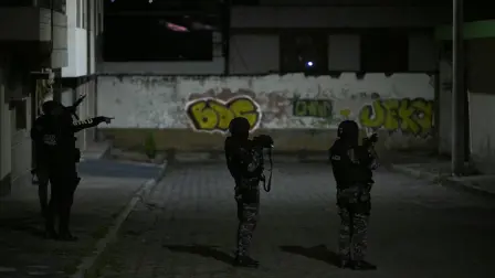 Policías de Ecuador durante el toque de queda impuesto por el presidente Daniel Noboa.