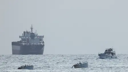 Una embarcación con símbolos de uno de los buques pertenecientes a la flotilla de ayuda con destino a Gaza, interceptada por la armada israelí, navega hacia el puerto de Ashdod, a 40 kilómetros al sur de Tel Aviv.