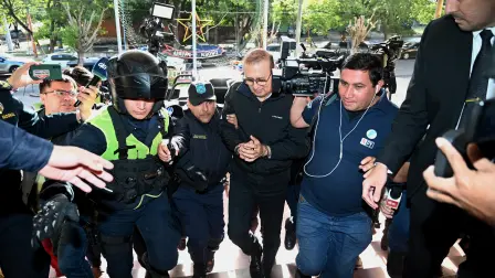 El ex senador Erico Galeano es escoltado esposado al Departamento Judicial tras recibir una sentencia de 13 años de prisión en Asunción el 16 de mayo de 2026.