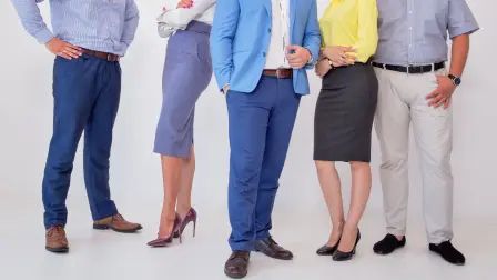 Los códigos de vestimenta en el trabajo son una guía, pero no una camisa de fuerza.
