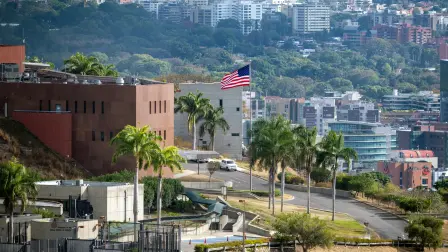La bandera estadounidense ondea en la embajada de Estados Unidos en Caracas.