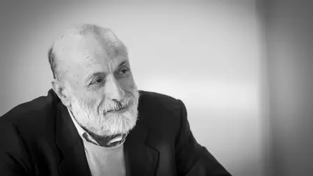 Carlo Petrini no hizo de la comida una consigna amable. La convirtió en un territorio de disputa: entre la producción local y la estandarización, entre el placer y el consumo automático, entre el campo visible y una industria que suele borrar el origen de los alimentos. Su idea de la lentitud nunca fue una postal nostálgica; fue una forma de mirar con más atención aquello que el sistema alimentario vuelve invisible: quién produce, cómo se cultiva, qué se pierde y qué economía se fortalece cada vez que alguien elige un alimento.El fundador de Slow Food falleció a los 76 años en Bra, Italia, la ciudad piamontesa donde nació y desde donde impulsó una de las conversaciones gastronómicas más influyentes del último medio siglo. La organización confirmó su muerte este 22 de mayo, mientras medios internacionales recordaron el alcance de un movimiento que hoy tiene presencia en más de 160 países y que transformó una protesta contra la comida rápida en una red global en defensa de una alimentación buena, limpia y justa.Una protesta que se volvió movimientoLa historia pública de Carlo Petrini suele regresar a 1986, cuando participó en la protesta contra la apertura de un McDonald’s cerca de la Plaza de España, en Roma. Aquel episodio no fue solo una defensa italiana de sus trattorias, sus vinos o sus recetas regionales. Fue una reacción frente a una forma de consumo que comenzaba a normalizar la velocidad, la repetición y la pérdida de identidad como si fueran sinónimos de modernidad.Tres años después, en 1989, Slow Food quedó constituido formalmente en París. Petrini entendió que no bastaba con rechazar el fast food; había que construir otro lenguaje para hablar de comida. Su respuesta no fue oponer lo lento a lo rápido de manera superficial, sino recordar que un alimento no empieza cuando llega al plato. Antes pasa por la tierra, por el agua, por las semillas, por las manos del productor, por los ciclos de una región y por una cultura que decide qué conservar y qué olvidar.Por eso su legado no puede reducirse a la defensa de comer sin prisa. Petrini convirtió la gastronomía en una conversación política, agrícola, ecológica y cultural. En su pensamiento, el placer no estaba peleado con la responsabilidad. Comer bien no era únicamente comer sabroso; también era reconocer el valor de quienes producen y comprender que la calidad de un ingrediente está ligada a las condiciones que lo hacen posible.La verdadera modernidad estaba en lo localUno de los puntos más vigentes de su pensamiento fue su defensa de la producción local. “Fortalecer la producción local. Esta es la verdadera modernidad, no es una nostalgia del pasado”, decía Petrini. La frase condensa una de sus mayores batallas: desmontar la idea de que mirar hacia el territorio era una forma de atraso.Para él, el futuro alimentario no estaba en producir más de lo mismo, sino en proteger la diversidad. En un campo más conectado con las cocinas, en mercados capaces de sostener a pequeños productores, en consumidores dispuestos a preguntar por el origen de lo que compran. Ese planteamiento hoy parece habitual en restaurantes que hablan de trazabilidad, temporada, agricultura regenerativa o producto de cercanía, pero durante décadas fue una defensa incómoda frente a un modelo obsesionado con volumen, precio y disponibilidad permanente.Petrini no hablaba de lo local como un gesto decorativo. Lo veía como una economía posible. Fortalecer el campo, estrechar el vínculo entre cocineros y productores, sostener variedades en riesgo y proteger técnicas tradicionales eran, para él, formas concretas de resistencia frente a la homogeneización alimentaria.El papel de los cocinerosPetrini también fue directo con los cocineros. Sabía que la cocina profesional tiene una influencia enorme en lo que se vuelve deseable, prestigioso o aspiracional. Por eso insistía en que quienes cocinan debían entender con rapidez el cambio de época. No solo por la supervivencia del oficio, sino porque los comensales que llegarían a sus mesas ya no aceptarían lo mismo de siempre.En esa lectura había una intuición poderosa: las nuevas generaciones no se relacionan con la comida únicamente desde el antojo. Preguntan por el origen, por el impacto, por el desperdicio, por el bienestar animal, por la temporada y por la manera en que una cocina se vincula con su entorno. Petrini veía en esos jóvenes una fuerza capaz de mover el sistema, una energía inconforme que podía transformar tanto al restaurante de alta cocina como al mercado de barrio.Su mensaje para los cocineros no era una acusación, sino una exigencia de responsabilidad. Si la cocina tiene la capacidad de crear deseo, también puede cambiar hábitos. Puede volver visible a un productor, rescatar un ingrediente, pagar mejor, reducir desperdicio o enseñar al comensal que detrás de un plato hay una cadena completa de decisiones.Comer también es participar“Nuestras elecciones colectivas pueden influir en cómo la comida se cultiva y produce”, sostenía Petrini. Esa idea fue uno de los ejes de Slow Food: el comensal no es una figura pasiva al final de la cadena, sino alguien que participa en el sistema alimentario cada vez que compra, cocina, desperdicia, elige o exige.Ahí está una de las razones por las que su pensamiento sigue siendo relevante. Petrini no colocó toda la responsabilidad en el individuo, pero tampoco lo absolvió. La alimentación, para él, era una construcción colectiva. Lo que comemos depende de políticas públicas, mercados, empresas, productores, restaurantes y consumidores. Si todos esos actores sostienen el mismo modelo, el resultado es un sistema que produce abundancia aparente y, al mismo tiempo, desigualdad, desperdicio y pérdida de biodiversidad.Por eso una de sus preguntas más severas sigue teniendo peso: qué podemos hacer para que el sistema alimentario deje de ser tan criminal. La palabra no era casual. Petrini hablaba de un sistema capaz de desperdiciar alimentos, precarizar al productor, empobrecer la dieta y destruir diversidad mientras se presenta como eficiente.Terra Madre y la comunidad que alimentaUno de los proyectos que mejor expresa su visión es Terra Madre, la red creada en 2004 para reunir a comunidades alimentarias de distintas partes del mundo. En ese espacio coincidieron agricultores, pescadores, cocineros, pueblos indígenas, académicos, artesanos del alimento y jóvenes. La intención era clara: sacar la gastronomía del pedestal del plato y devolverla a la cadena completa que la hace posible.Terra Madre puso al productor en el centro de la conversación. No como proveedor invisible ni como personaje romántico, sino como actor fundamental del futuro alimentario. Sin campesinos, pescadores, pastores, recolectores, molineros, queseros, panaderos, cocineras tradicionales y comunidades que sostienen saberes cotidianos, la gastronomía se queda sin raíz.La otra gran apuesta de Petrini fue la Universidad de Ciencias Gastronómicas de Pollenzo, fundada para estudiar la alimentación desde una mirada multidisciplinaria. La comida, bajo ese enfoque, no pertenece solo a la cocina: también se estudia desde la historia, la ecología, la economía, la antropología, la agricultura y la política. AP recuerda que la institución ha formado a miles de profesionales de decenas de países, prueba de que Petrini no solo fundó un movimiento, sino una escuela de pensamiento.El Arca del Gusto y los alimentos en riesgoEntre las iniciativas más importantes de Slow Food está el Arca del Gusto, un catálogo dedicado a identificar alimentos, razas, productos y técnicas en riesgo de desaparecer. La idea detrás de este proyecto es sencilla y profunda: cuando desaparece un ingrediente, no se pierde solo un sabor. Se pierde una historia de adaptación, una forma de cultivo, una economía local, una palabra, una receta familiar y una relación específica con el territorio.En tiempos de consumo global, esa defensa cobra especial importancia. La industria alimentaria suele privilegiar lo que puede producirse en grandes volúmenes, viajar largas distancias y mantenerse estable en anaquel. Petrini propuso mirar hacia otro lado: hacia aquello que no siempre es rentable para el mercado, pero sí indispensable para la memoria y la diversidad alimentaria.Su trabajo ayudó a instalar preguntas que hoy atraviesan la gastronomía contemporánea: qué variedades se están perdiendo, quién decide qué productos sobreviven, por qué algunos alimentos desaparecen de los mercados y qué papel tienen los cocineros en su rescate.Una alimentación buena, limpia y justaLa frase que definió a Slow Food —buena, limpia y justa— resume el alcance de su pensamiento. Buena, porque el placer importa y porque la comida no puede reducirse a combustible. Limpia, porque ningún alimento debería producirse a costa de destruir el entorno que lo hace posible. Justa, porque detrás de cada ingrediente hay trabajo humano y ese trabajo debe ser reconocido.La fuerza de Petrini estuvo en unir esas tres dimensiones. No separó el gusto de la ética ni la sostenibilidad del placer. Tampoco convirtió la gastronomía en una lista de prohibiciones. Su propuesta fue más compleja: comer con conciencia sin renunciar al gozo, defender el territorio sin idealizar la pobreza rural, proteger la tradición sin congelarla, entender que la modernidad alimentaria no consiste en borrar diferencias sino en hacerlas viables.En 2013 recibió el reconocimiento Campeón de la Tierra del Programa de las Naciones Unidas para el Medio Ambiente, uno de los premios ambientales más relevantes, por su trabajo en favor de sistemas alimentarios sostenibles. Más que un reconocimiento individual, ese galardón confirmó que la gastronomía había dejado de ser vista únicamente como cultura del gusto para entrar de lleno en la discusión ambiental.Lo que queda después de PetriniLa muerte de Carlo Petrini ocurre en un momento en el que muchas de sus advertencias ya no parecen lejanas. La crisis climática afecta cosechas, el encarecimiento de alimentos golpea a los hogares, la pérdida de biodiversidad reduce posibilidades futuras y la comida ultraprocesada avanza sobre dietas tradicionales. La discusión que él abrió ya no pertenece solo a congresos gastronómicos o movimientos alternativos; forma parte de la vida diaria.Su herencia está en haber cambiado el vocabulario con el que hablamos de comer. Hoy un menú puede mencionar al productor. Un chef puede construir una cocina alrededor de la temporada. Un consumidor puede exigir trazabilidad. Un mercado local puede leerse como una decisión económica. Una semilla puede entenderse como patrimonio. Parte de ese lenguaje existe porque Petrini insistió durante décadas en que la comida no era un tema menor.Carlo Petrini no detuvo el avance de la comida rápida. Tampoco pretendió hacerlo solo con nostalgia. Lo que hizo fue construir una red capaz de recordarle al mundo que la velocidad no siempre es progreso, que el origen importa y que la mesa también puede ser un lugar de conciencia.Su muerte deja una ausencia enorme en la gastronomía, pero también una ruta de trabajo. Fortalecer lo local. Escuchar al campo. Educar al comensal. Exigir a los cocineros. Defender el placer. Proteger la diversidad. Comer, en el sentido más amplio, como una forma de cuidar aquello que todavía puede permanecer.Carlo Petrini_-X2