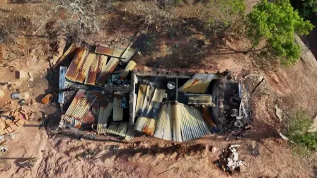 El ladrido de los perros rompió el silencio en una comunidad indígena de México. Los narcos llegaron de repente, dispararon contra sus pobladores, bombardearon con drones sus casas y los expulsaron. No quedó nada. Tula quedó en escombros, sus animales están hambrientos.

¡Síguenos en nuestras redes sociales para mantenerte informado!

Twitter: https://twitter.com/eleconomista 
Sitio web: https://www.eleconomista.com.mx/ 
Facebook: https://www.facebook.com/ElEconomista.mx 
Instagram: https://www.instagram.com/eleconomistamx