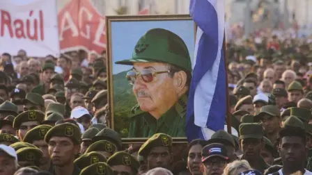 "¡Viva Raúl!": una manifestación de apoyo a Raúl Castro, de 94 años, fue organizada el viernes delante de la embajada de Estados Unidos en La Habana para denunciar la imputación del expresidente cubano por la justicia estadounidense.