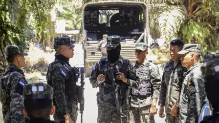 La policía de Honduras informó este viernes que el operativo en el que murieron cinco agentes antipandillas en el norte del país la víspera estaba dirigido contra una red de narcotráfico vinculada a un cártel mexicano.

¡Síguenos en nuestras redes sociales para mantenerte informado!